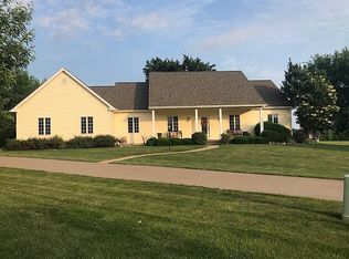 2625 Sandgate Ln, Muscatine, IA 52761