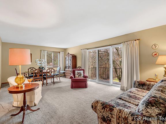 4th image of 2640 Rockhill Dr NE