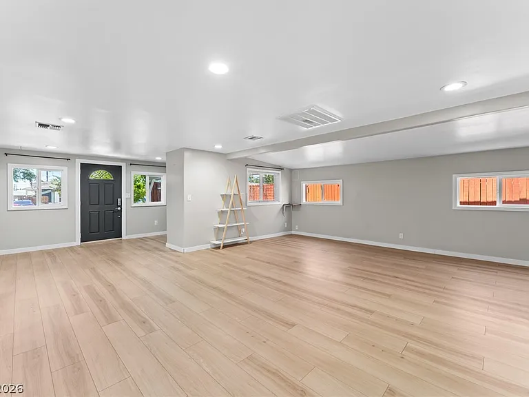 605 L Ave — Photo 9