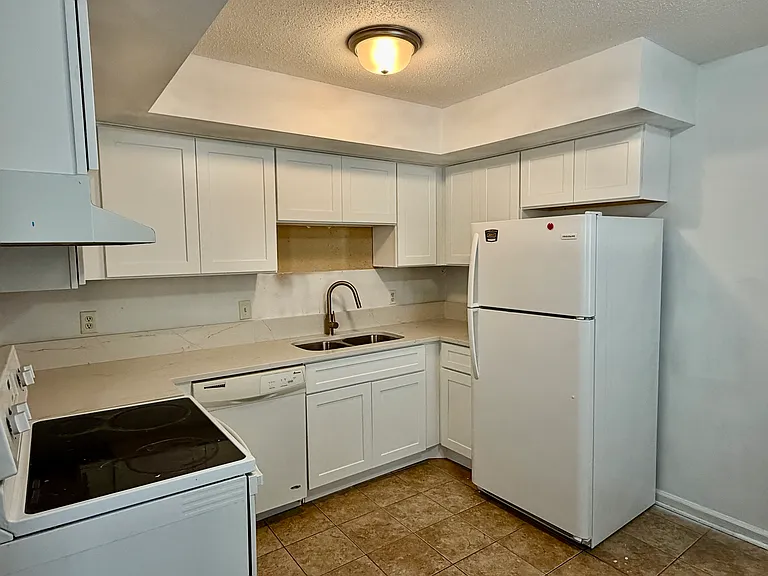430 Lark Ct #D — Photo 2
