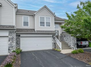 572 Dockside Cir, Holly, MI 48442