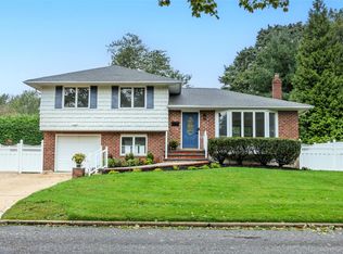 27 Schoenfield Lane, Melville, NY 11747