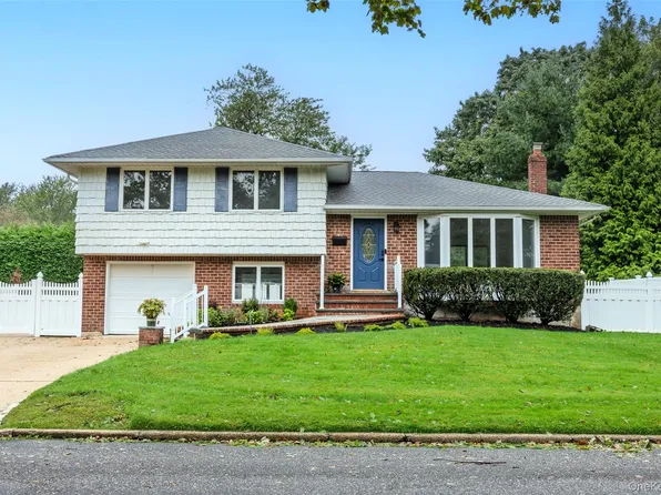 27 Schoenfield Lane, Melville, NY 11747