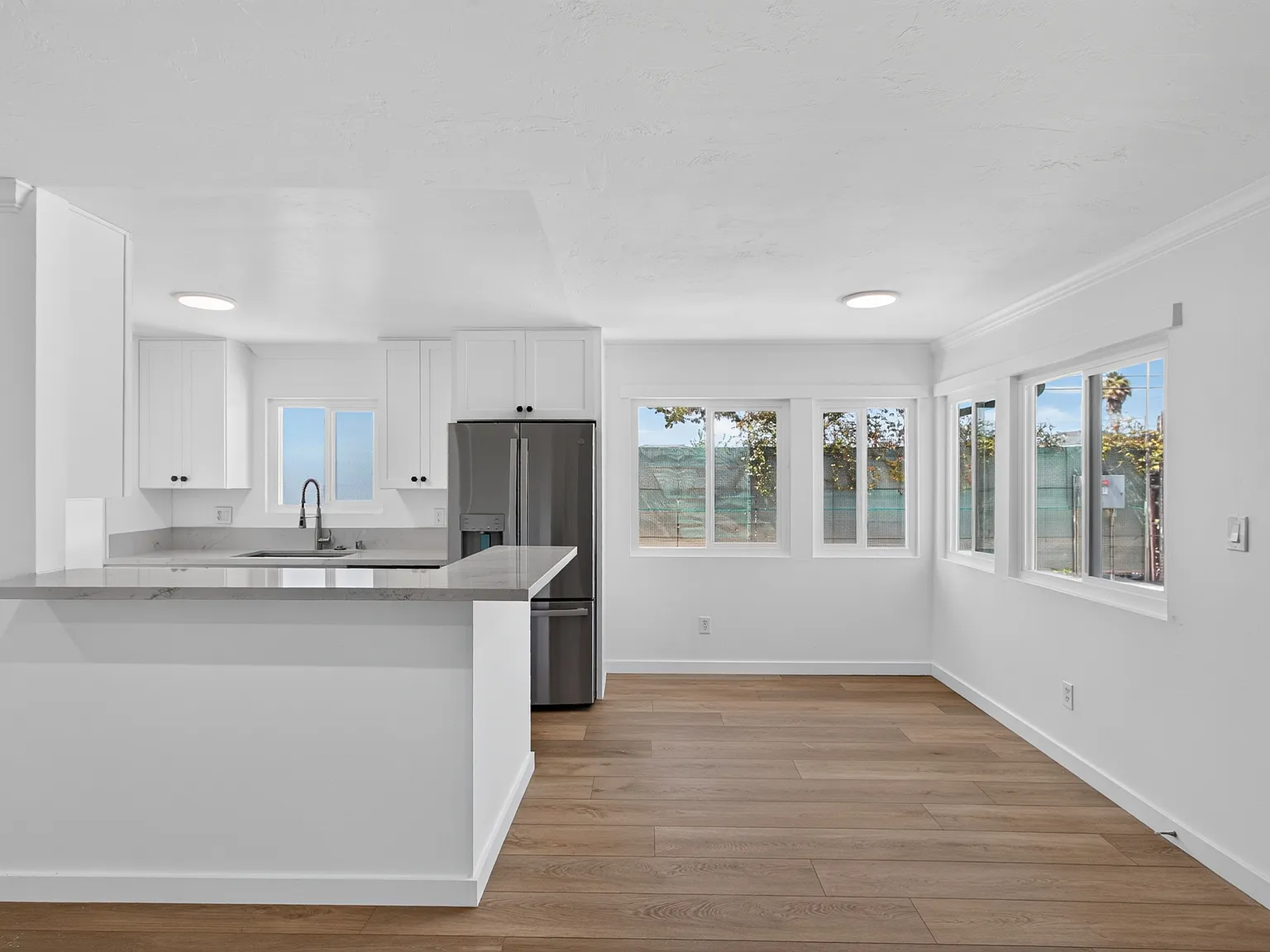 3 bed, 1320 sqft, $4,500 — Photo 2