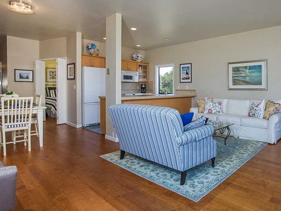 4th image of 33 Pelican Point