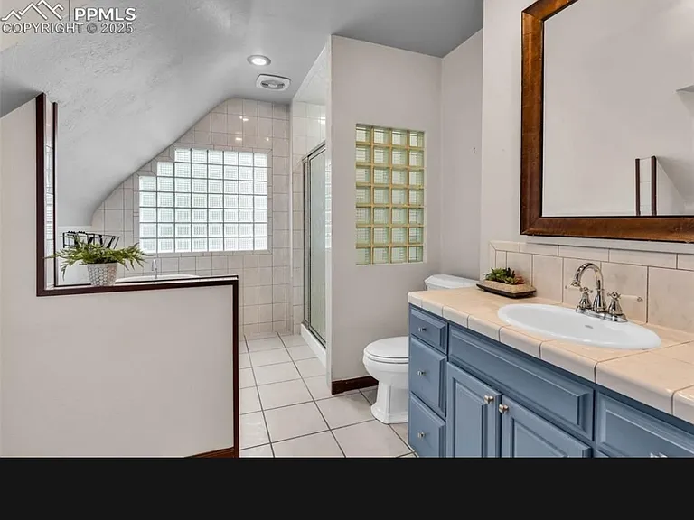 2414 N Greenwood St — Photo 2