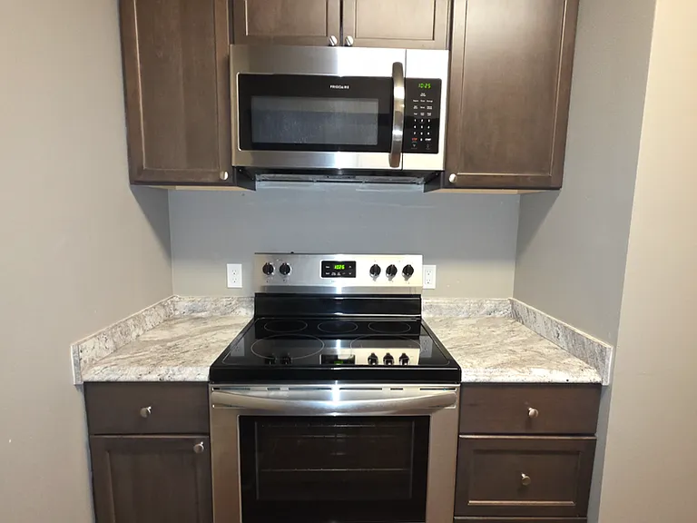185 SW Silverstar Ln — Photo 2