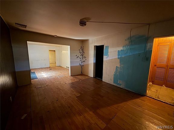 4th image of 124 Baitz Ave
