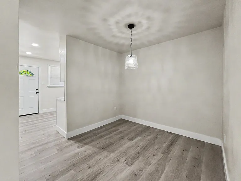 200 E Maple Ave — Photo 35
