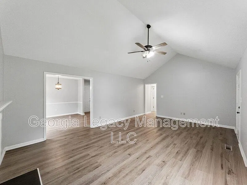 3 bed, 2.0 bath, 1296 sqft, $1,895 — Photo 4