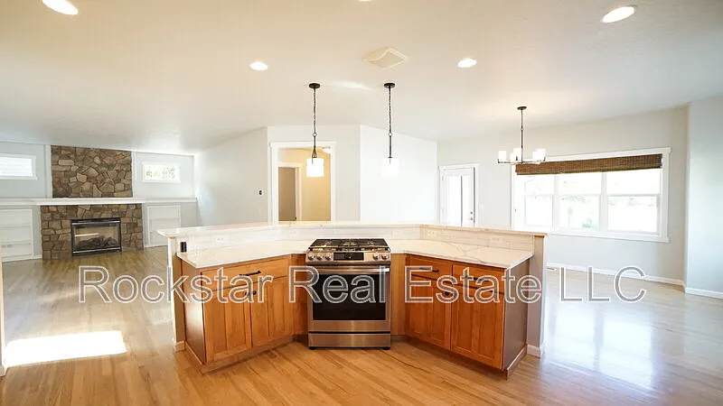5 bed, 4.0 bath, 4179 sqft, $3,900 — Photo 3