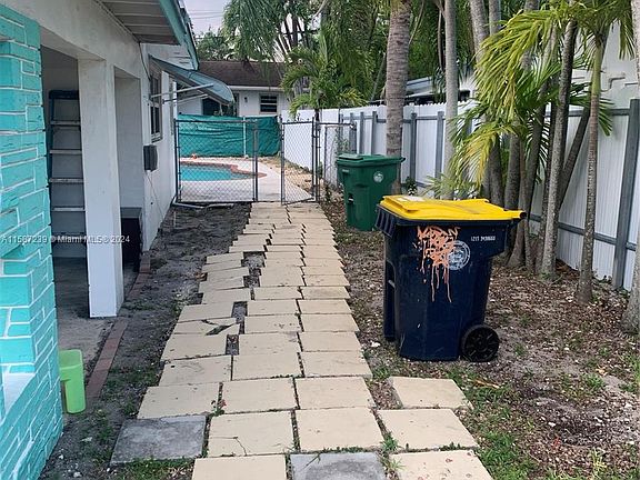 3rd image of 2725 SW 46th Ct