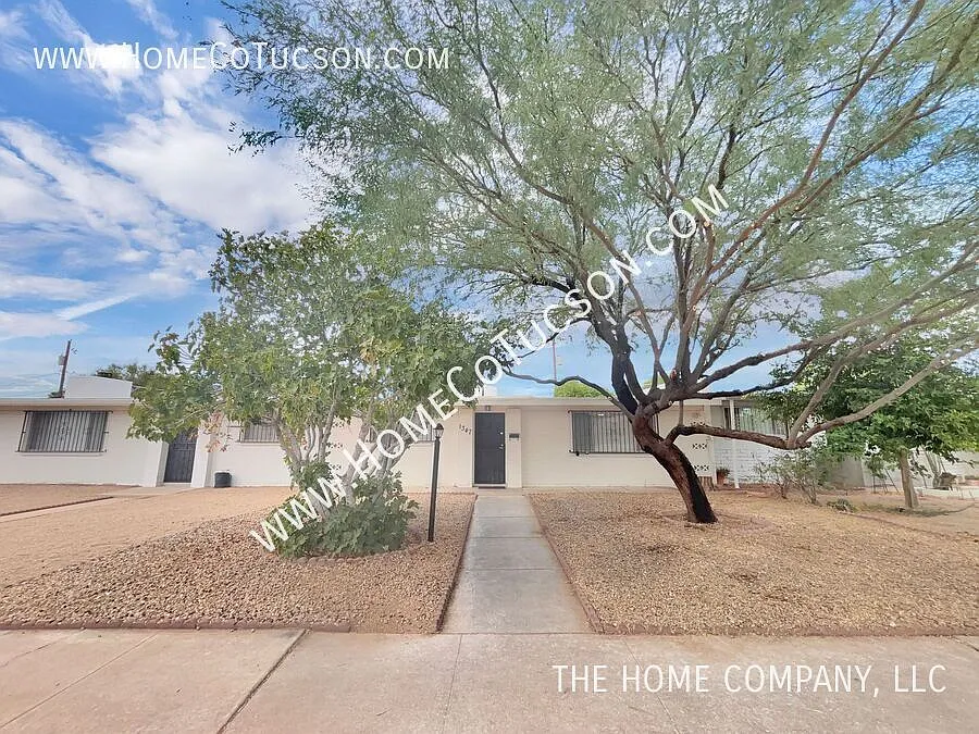 1347 E Wyoming Street 2BR/2BA + Bonus Room near Campbell & Irvington — Photo 1