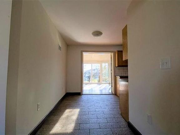 4th image of 842 Rockland St