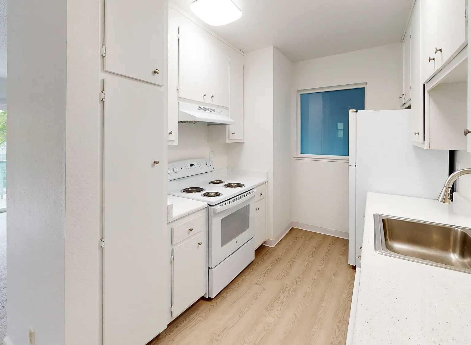 Spacious and Comfortable 2-Bedroom Home in Novato Pet-Friendly and Convenient! — Photo 4