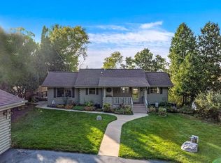 W329N6541 Forest Dr, Hartland, WI 53029