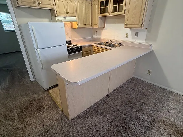 2151 E Columbia St — Photo 3