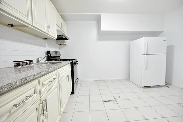 Rented by Dakis Group LLC | media 20