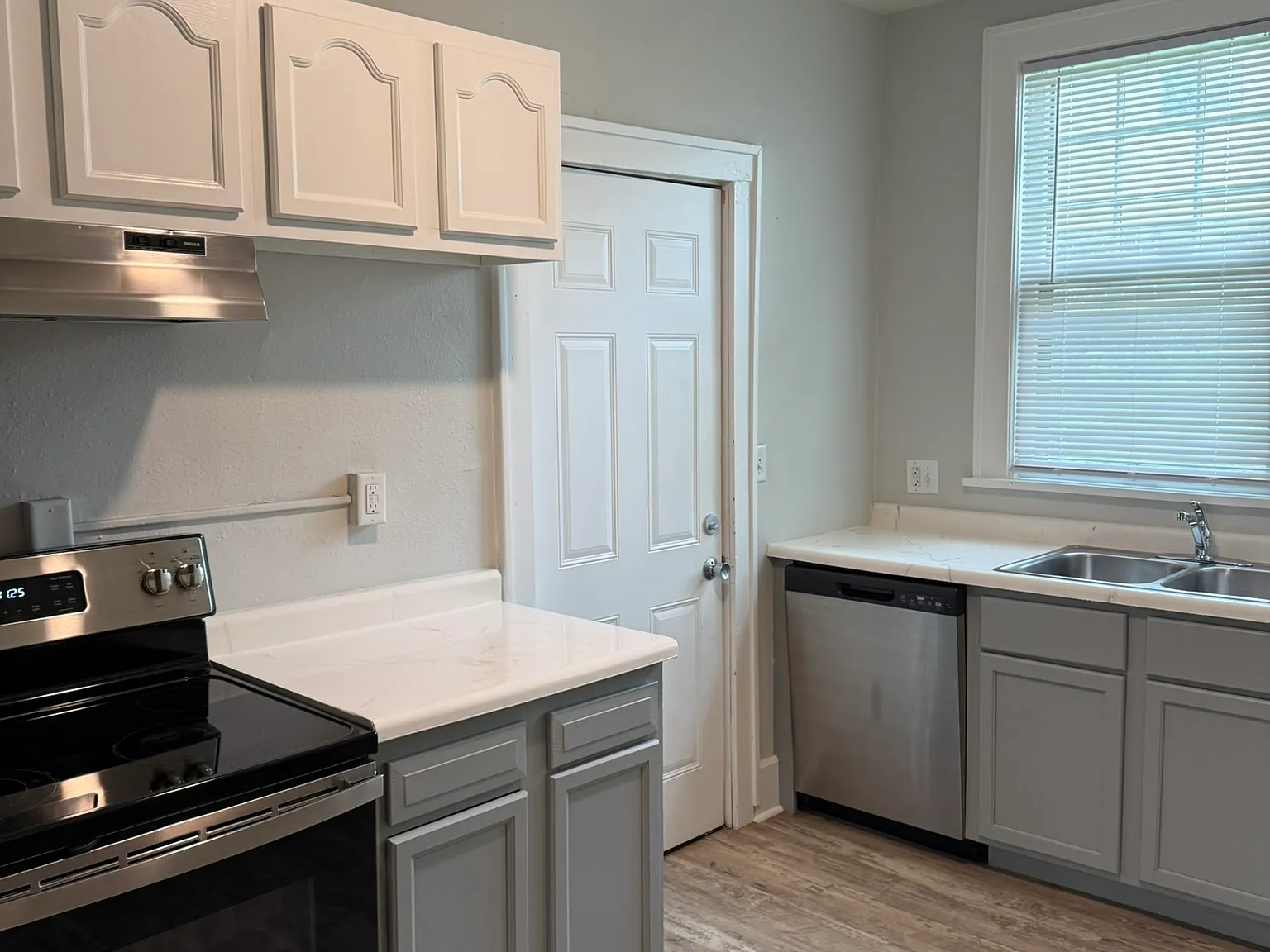 5 bed, $3,619 — Photo 2