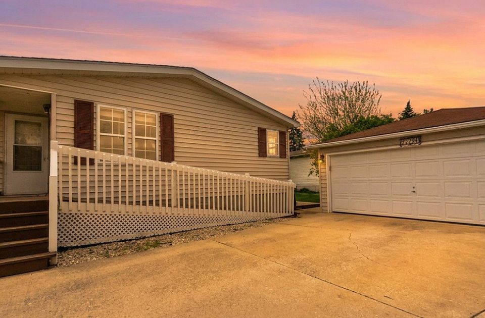 1st image of 22734 S Ravisloe Ln