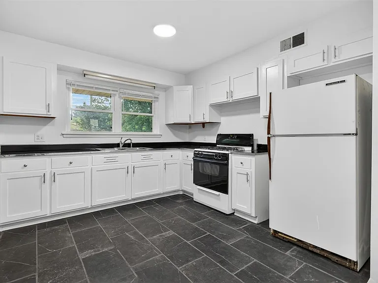 366 SE Wilshire Ave — Photo 8