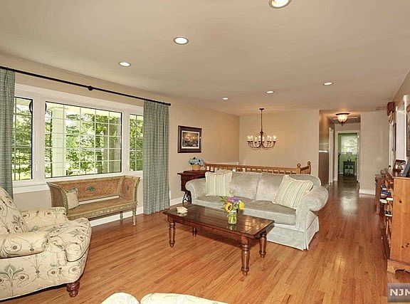 4th image of 544 Green Ln