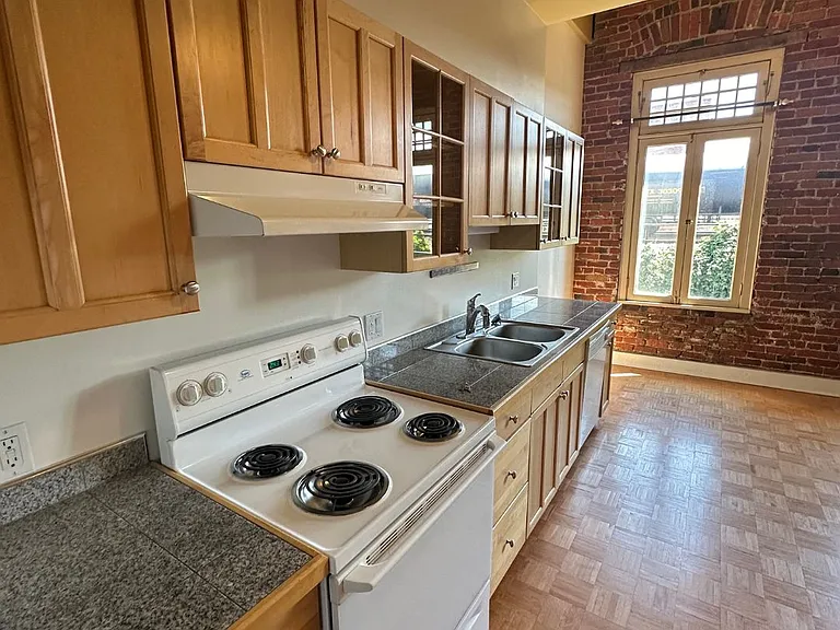 1012 W Railroad Ave #202 — Photo 3