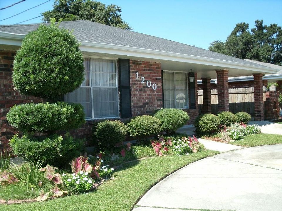 Well Maintained Home in Desirable Metairie Area