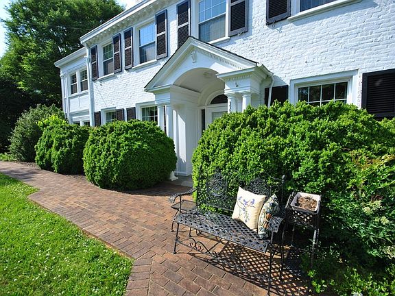 5th image of 3328 Woodridge Pl