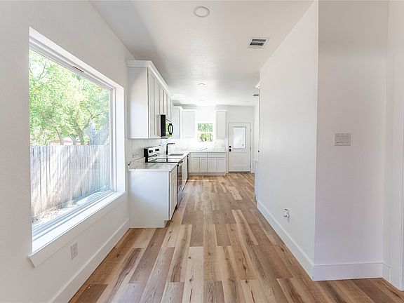 5th image of 606 Davis St N