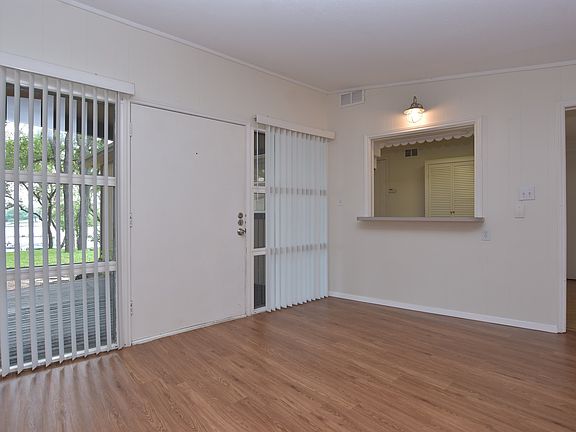 4th image of 16013 Edwards Dr