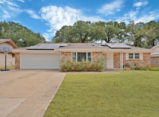 905 Oakwood Dr, Euless, TX 76040