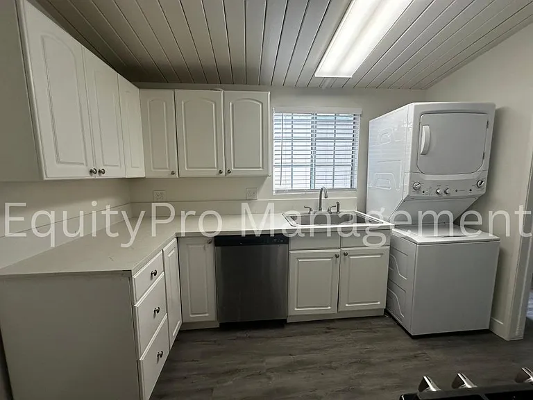 12103 Howard St — Photo 6
