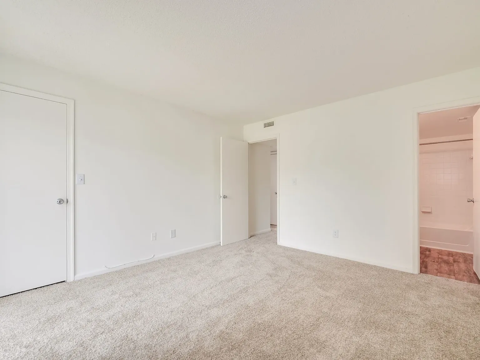 2 bed, 1000 sqft, $1,375 — Photo 3