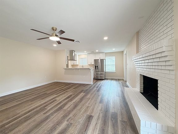 3rd image of 4909 Loch Lomond Dr