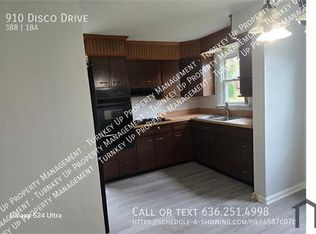910 Disco Dr, Saint Louis, MO 63135