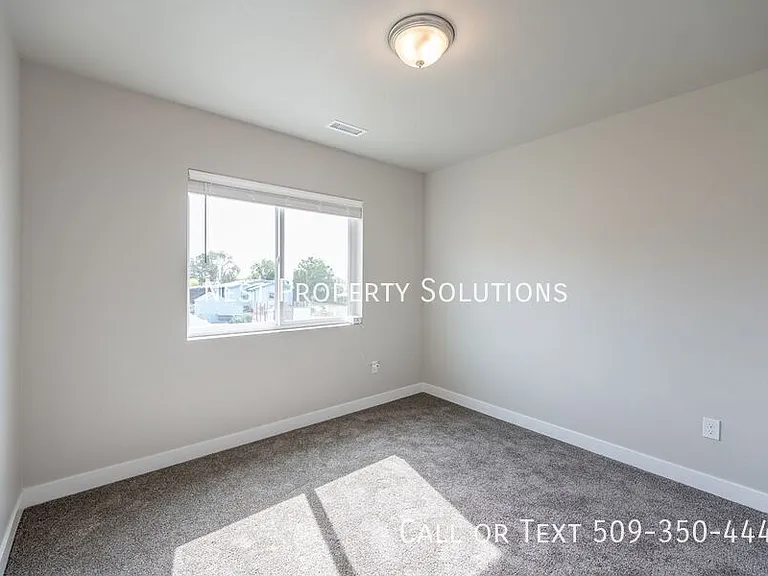 651 Hargraves Ave NE #B — Photo 36