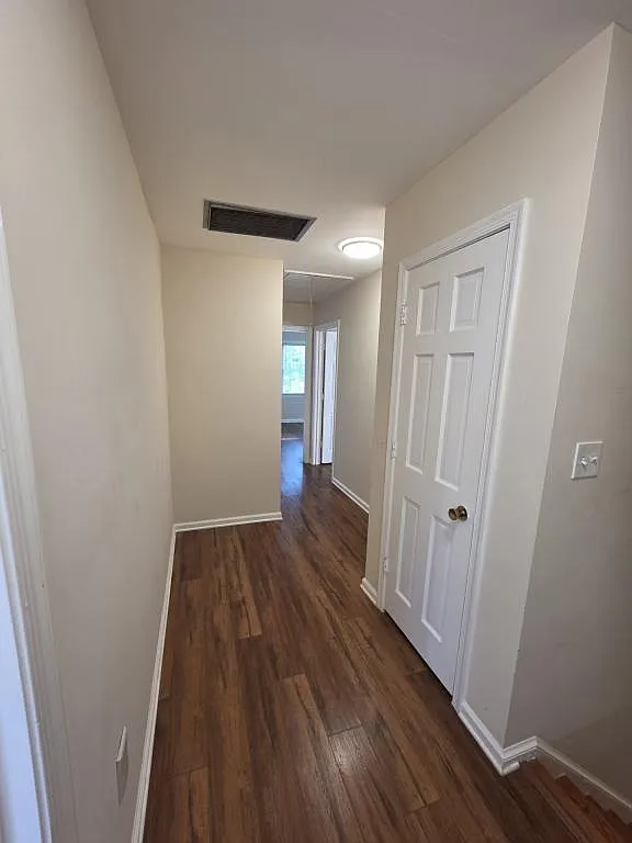 212 Stratford Dr — Photo 2