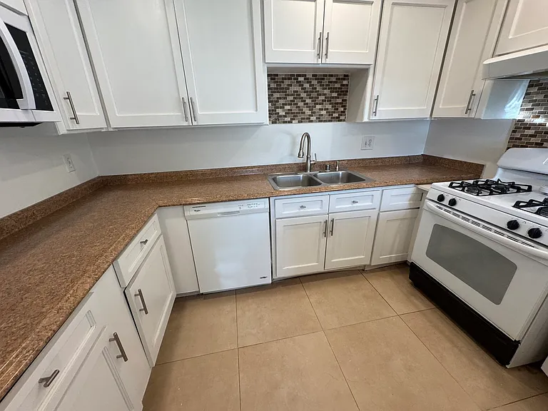 7000 Saranac St #9 — Photo 48