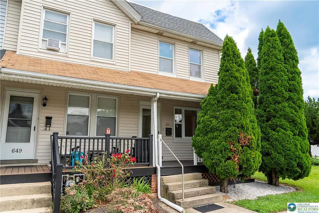 2 bed, 1.0 bath, 1044 sqft, $2,200 — Photo 2