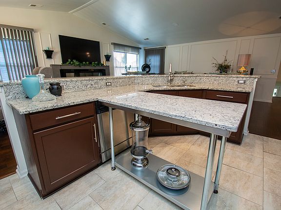 5th image of 5113 Edgewater Ct #5113