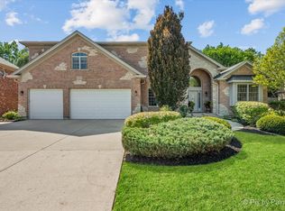 320 N Waynes Ct, Palatine, IL 60067