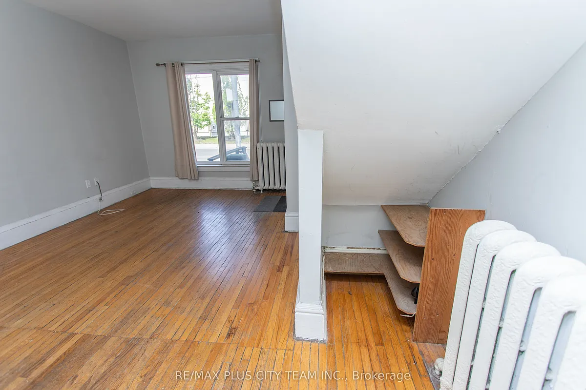 Building Photo - 682 Bathurst St #2