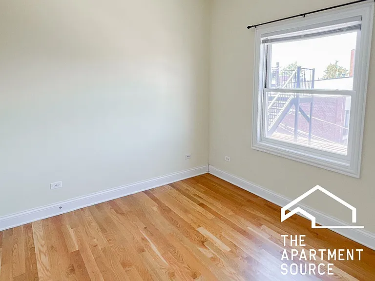 2324 N Greenview Ave #3 — Photo 2