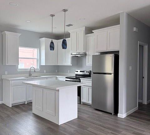 5th image of 109 W Esplanada St #B