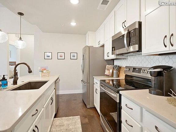 High-end Kitchen with stainless steel and quartz counters