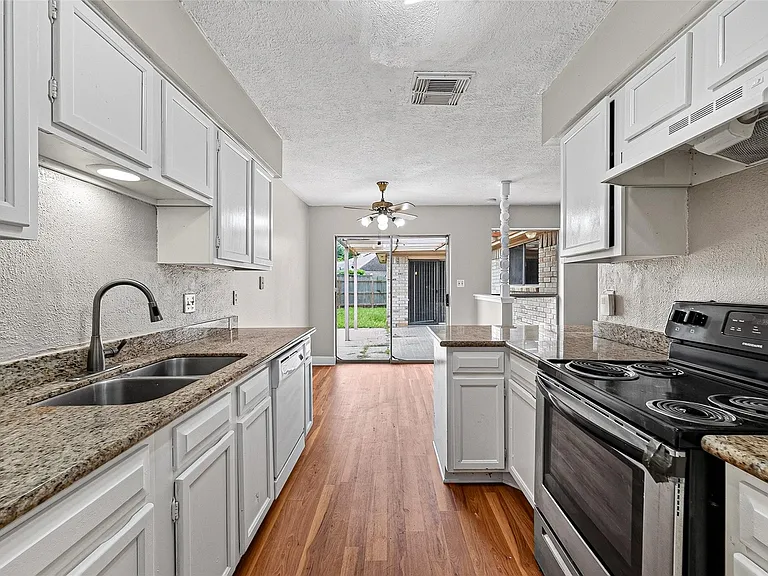 13847 Cherry Hollow Ln — Photo 24
