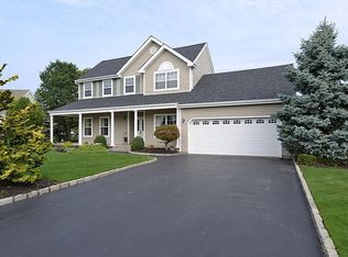 20 Clover Meadow Ct, Holtsville, NY 11742