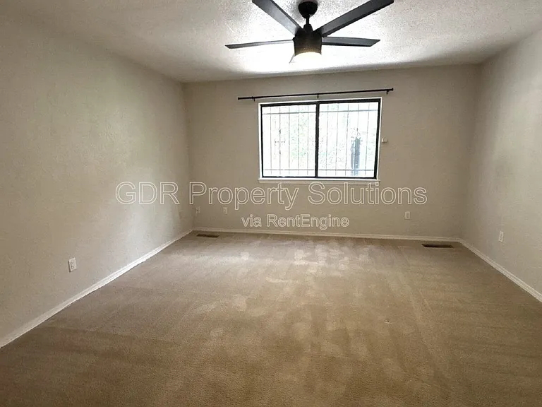 5828 Elmwood Dr NE — Photo 14