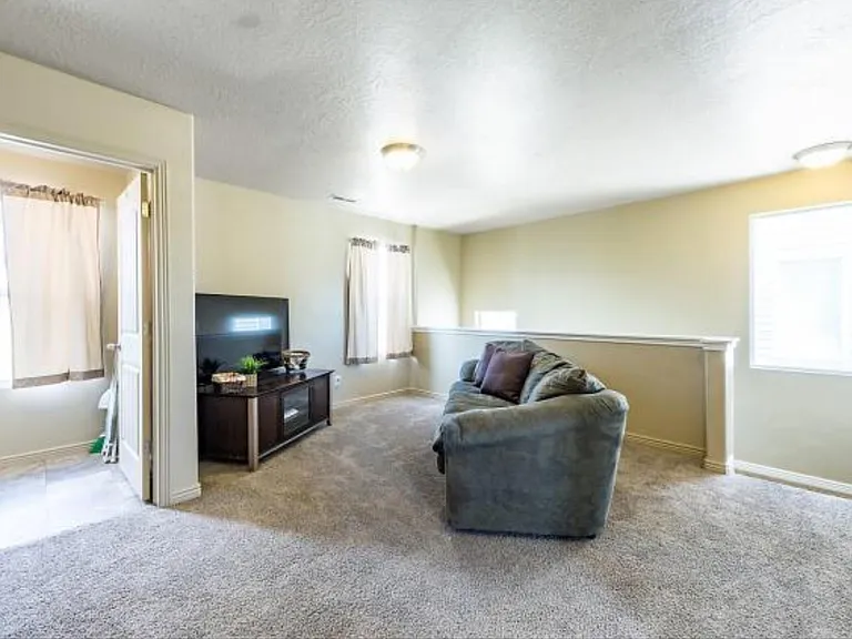 1587 W Kingsbarn Way — Photo 3